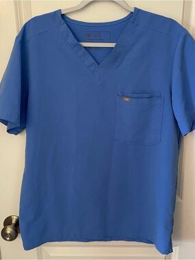 FIGS Men’s Ceil Blue Leon Three Pocket Scrub Top- Technical Collection
